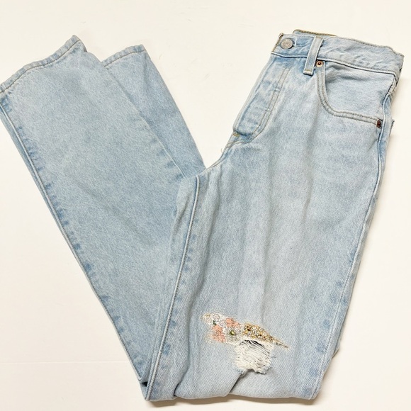 Levis Womens 501 Light Wash Floral Patch Distressed Mid Rise Denim Jeans Size 24 - Picture 2 of 10